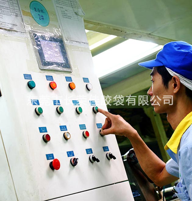 复合师傅在进行复合调试