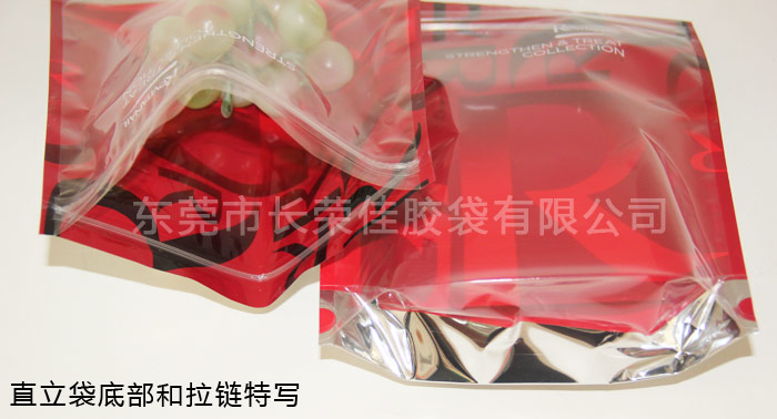  单面透明直立拉链袋底部和拉链特写