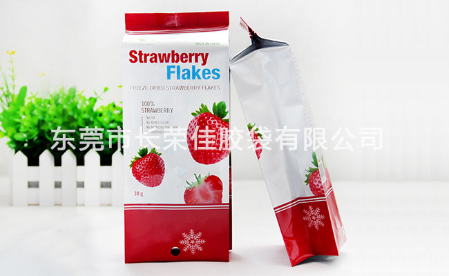 草莓干休闲食品包装袋整体效果
