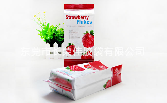 草莓干休闲食品包装袋侧面