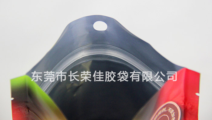 休闲零食直立自封拉链镀铝包装袋拉链特写